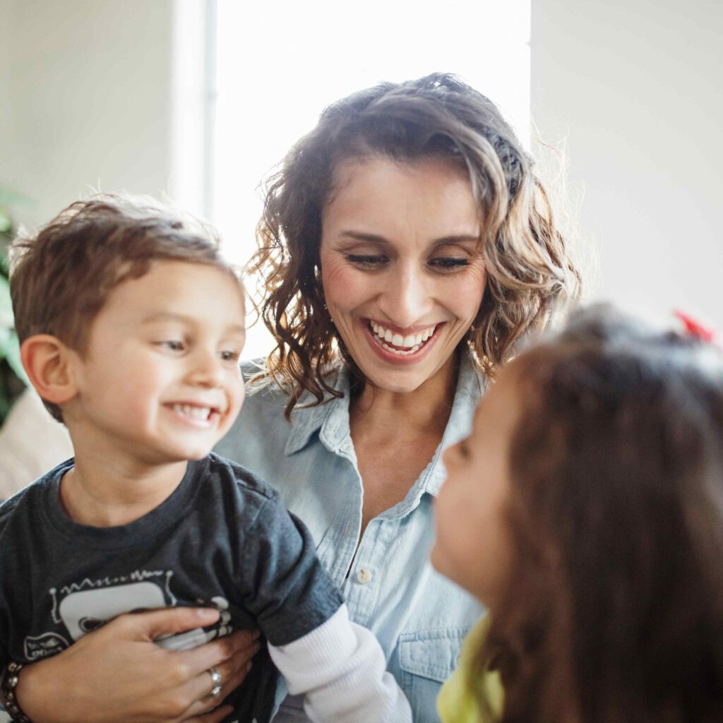 Mutter mit zwei kleinen Kindern