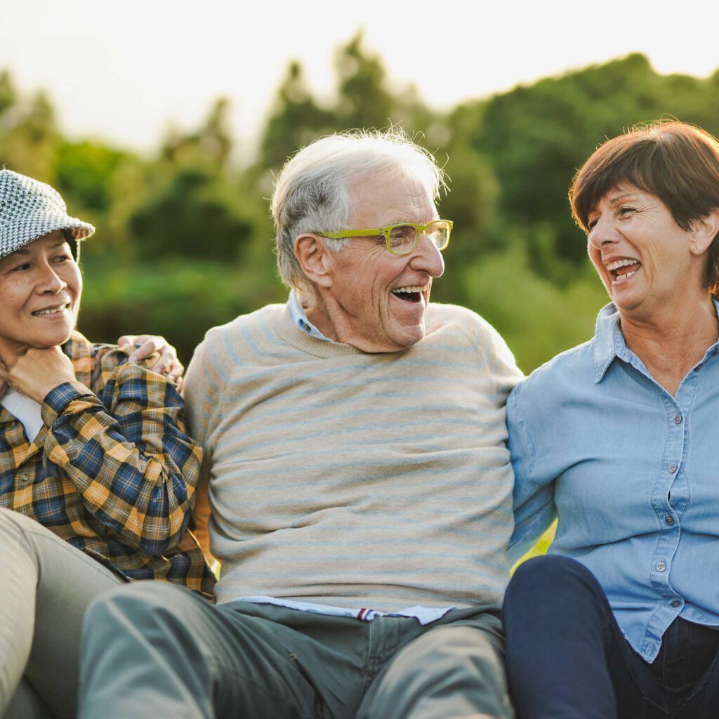 Senioren lachen gemeinsam im Freien