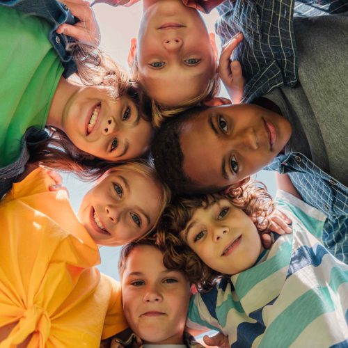 Gruppe Kinder in Kreisformation